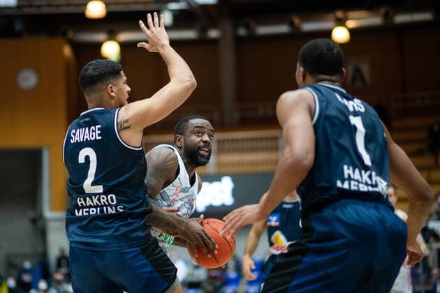 K.C. Rivers (FC Bayern Muenchen Basketball) im Zweikampf mit Jared Savage (Merlins Crailsheim), Jaren Lewis (Merlins Crailsheim), GER, HAKRO Merlins Crailsheim vs. FC Bayern Muenchen Basketball, 26.12.2021, 13. Spieltag easycredit Basketball Bundesliga, Spielzeit 2021 2022 GER, HAKRO Merlins Crailsheim vs. FC Bayern Muenchen Basketball, 26.12.2021, 13. Spieltag easycredit Basketball Bundesliga, Spielzeit 2021 2022 Crailsheim Copyright: xEibner MichaelxMemmlerx EP_MMR