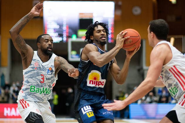 Terrell Harris (Merlins Crailsheim) im Zweikampf mit K.C. Rivers (FC Bayern Muenchen Basketball), Zan Mark Sisko (FC Bayern Muenchen Basketball), GER, HAKRO Merlins Crailsheim vs. FC Bayern Muenchen Basketball, 26.12.2021, 13. Spieltag easycredit Basketball Bundesliga, Spielzeit 2021 2022. GER, HAKRO Merlins Crailsheim vs. FC Bayern Muenchen Basketball, 26.12.2021, 13. Spieltag easycredit Basketball Bundesliga, Spielzeit 2021 2022 Crailsheim Copyright: xEibner MichaelxMemmlerx EP_MMR