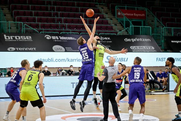 medi bayreuth - ALBA Berlinl , Basketball, Bundesliga, BBL, Spieltag 13, Spielzeit 2021 2022, 27.12.2021, medi bayreuth - ALBA Berlin , Basketball, Bundesliga, BBL, Spieltag 13, Spielzeit 2021 2022, 27.12.2021, Foto: EIBNER Thorsten Ochs Chemnitz Copyright: xEibner-Pressefoto ThorstenxOchsx EP_TOS