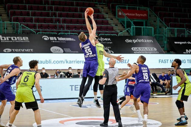 medi bayreuth - ALBA Berlinl , Basketball, Bundesliga, BBL, Spieltag 13, Spielzeit 2021 2022, 27.12.2021, medi bayreuth - ALBA Berlin , Basketball, Bundesliga, BBL, Spieltag 13, Spielzeit 2021 2022, 27.12.2021, Foto: EIBNER Thorsten Ochs Chemnitz Copyright: xEibner-Pressefoto ThorstenxOchsx EP_TOS