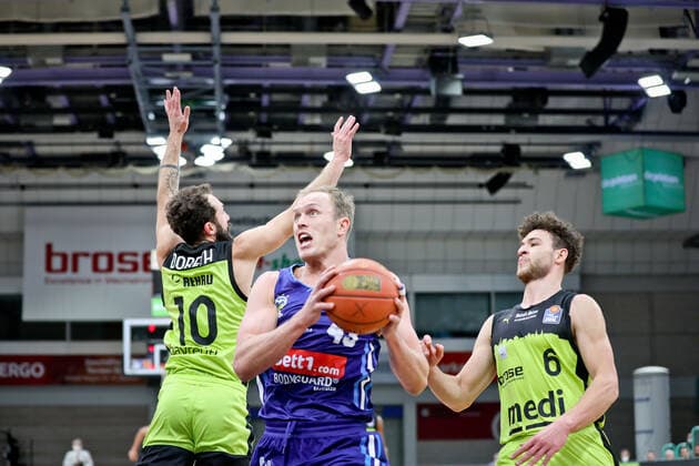 medi bayreuth - ALBA Berlinl , Basketball, Bundesliga, BBL, Spieltag 13, Spielzeit 2021 2022, 27.12.2021, medi bayreuth - ALBA Berlin , Basketball, Bundesliga, BBL, Spieltag 13, Spielzeit 2021 2022, 27.12.2021, Foto: EIBNER Thorsten Ochs Chemnitz Copyright: xEibner-Pressefoto ThorstenxOchsx EP_TOS