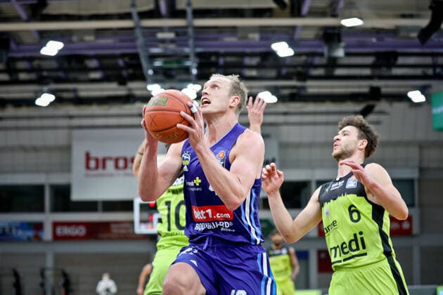 medi bayreuth - ALBA Berlinl , Basketball, Bundesliga, BBL, Spieltag 13, Spielzeit 2021 2022, 27.12.2021, medi bayreuth - ALBA Berlin , Basketball, Bundesliga, BBL, Spieltag 13, Spielzeit 2021 2022, 27.12.2021, Foto: EIBNER Thorsten Ochs Chemnitz Copyright: xEibner-Pressefoto ThorstenxOchsx EP_TOS