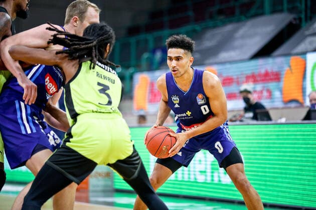 medi bayreuth - ALBA Berlinl , Basketball, Bundesliga, BBL, Spieltag 13, Spielzeit 2021 2022, 27.12.2021, medi bayreuth - ALBA Berlin , Basketball, Bundesliga, BBL, Spieltag 13, Spielzeit 2021 2022, 27.12.2021, Foto: EIBNER Thorsten Ochs Chemnitz Copyright: xEibner-Pressefoto ThorstenxOchsx EP_TOS