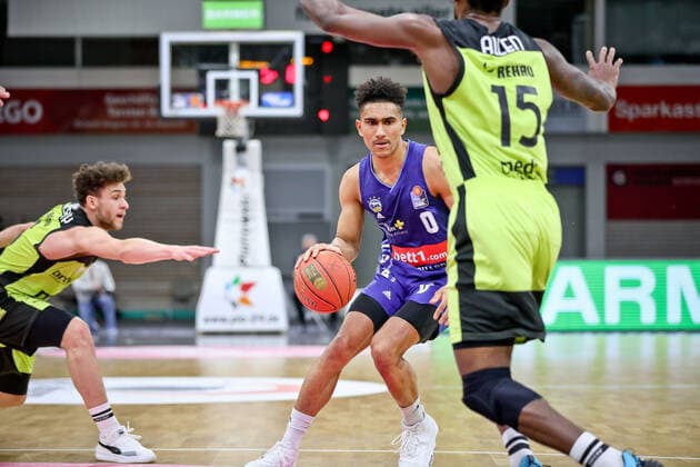 medi bayreuth - ALBA Berlinl , Basketball, Bundesliga, BBL, Spieltag 13, Spielzeit 2021 2022, 27.12.2021, medi bayreuth - ALBA Berlin , Basketball, Bundesliga, BBL, Spieltag 13, Spielzeit 2021 2022, 27.12.2021, Foto: EIBNER Thorsten Ochs Chemnitz Copyright: xEibner-Pressefoto ThorstenxOchsx EP_TOS