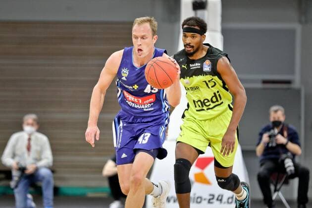 medi bayreuth - ALBA Berlinl , Basketball, Bundesliga, BBL, Spieltag 13, Spielzeit 2021 2022, 27.12.2021, medi bayreuth - ALBA Berlin , Basketball, Bundesliga, BBL, Spieltag 13, Spielzeit 2021 2022, 27.12.2021, Foto: EIBNER Thorsten Ochs Chemnitz Copyright: xEibner-Pressefoto ThorstenxOchsx EP_TOS
