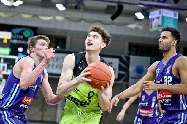 medi bayreuth - ALBA Berlinl , Basketball, Bundesliga, BBL, Spieltag 13, Spielzeit 2021 2022, 27.12.2021, medi bayreuth - ALBA Berlin , Basketball, Bundesliga, BBL, Spieltag 13, Spielzeit 2021 2022, 27.12.2021, Foto: EIBNER Thorsten Ochs Chemnitz Copyright: xEibner-Pressefoto ThorstenxOchsx EP_TOS