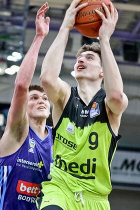 medi bayreuth - ALBA Berlinl , Basketball, Bundesliga, BBL, Spieltag 13, Spielzeit 2021 2022, 27.12.2021, medi bayreuth - ALBA Berlin , Basketball, Bundesliga, BBL, Spieltag 13, Spielzeit 2021 2022, 27.12.2021, Foto: EIBNER Thorsten Ochs Chemnitz Copyright: xEibner-Pressefoto ThorstenxOchsx EP_TOS