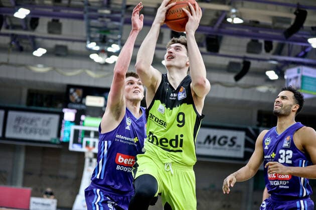 medi bayreuth - ALBA Berlinl , Basketball, Bundesliga, BBL, Spieltag 13, Spielzeit 2021 2022, 27.12.2021, medi bayreuth - ALBA Berlin , Basketball, Bundesliga, BBL, Spieltag 13, Spielzeit 2021 2022, 27.12.2021, Foto: EIBNER Thorsten Ochs Chemnitz Copyright: xEibner-Pressefoto ThorstenxOchsx EP_TOS