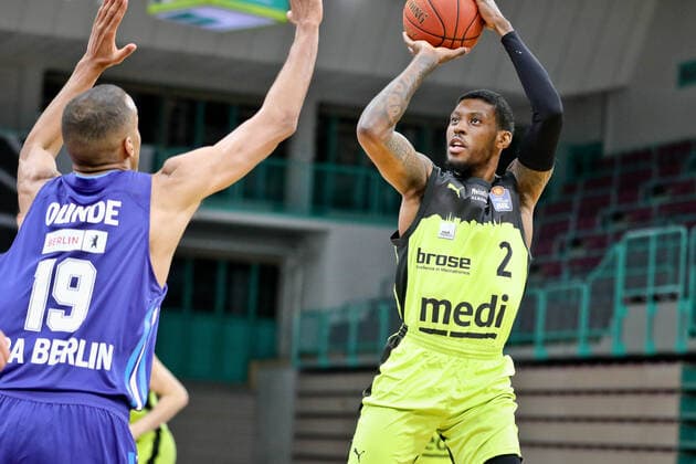 medi bayreuth - ALBA Berlinl , Basketball, Bundesliga, BBL, Spieltag 13, Spielzeit 2021 2022, 27.12.2021, medi bayreuth - ALBA Berlin , Basketball, Bundesliga, BBL, Spieltag 13, Spielzeit 2021 2022, 27.12.2021, Foto: EIBNER Thorsten Ochs Chemnitz Copyright: xEibner-Pressefoto ThorstenxOchsx EP_TOS
