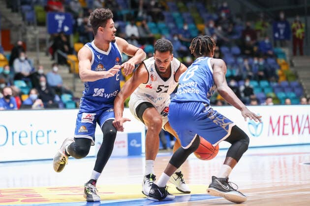 Lockett Trent,(Niners Chemnitz, 52),Badio Brancou,(Fraport Skyliners, 8), , GER,Basketball, BBL, Fraport Skyliners gegen Niners Chemnitz,27.12.2021, Frankfurt Copyright: xEibner-Pressefoto UlrichxScherbaumx EP_usm