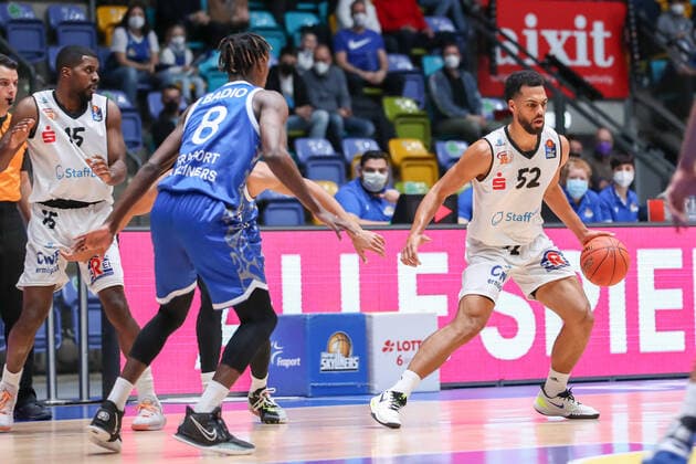 Badio Brancou,(Fraport Skyliners, 8), Lockett Trent,(Niners Chemnitz, 52), , GER,Basketball, BBL, Fraport Skyliners gegen Niners Chemnitz,27.12.2021, Frankfurt Copyright: xEibner-Pressefoto UlrichxScherbaumx EP_usm