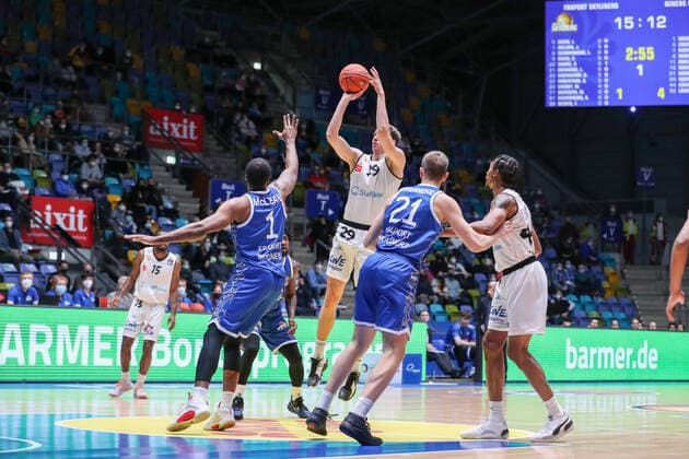 McLean Jamel,(Fraport Skyliners, 1), Susinskas Mindaugas,(Niners Chemnitz, 29),Brenneke Lorenz,(Fraport Skyliners, 21), , GER,Basketball, BBL, Fraport Skyliners gegen Niners Chemnitz,27.12.2021, Frankfurt Copyright: xEibner-Pressefoto UlrichxScherbaumx EP_usm