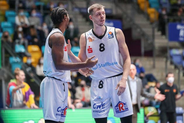 Isiaha Mike,(Niners Chemnitz, 11),Wimberg Niklas,(Niners Chemnitz, 8), , GER,Basketball, BBL, Fraport Skyliners gegen Niners Chemnitz,27.12.2021, Frankfurt Copyright: xEibner-Pressefoto UlrichxScherbaumx EP_usm