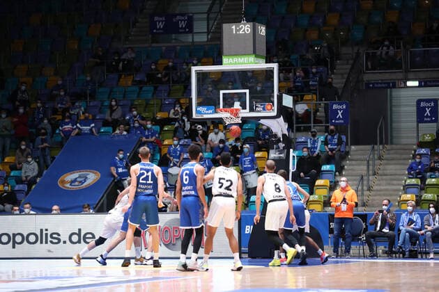 Brenneke Lorenz,(Fraport Skyliners, 21),Schoormann Len Adam,(Fraport Skyliners, 6),Lockett Trent,(Niners Chemnitz, 52),Badio Brancou,(Fraport Skyliners, 8), , GER,Basketball, BBL, Fraport Skyliners gegen Niners Chemnitz,27.12.2021, Frankfurt Copyright: xEibner-Pressefoto UlrichxScherbaumx EP_usm