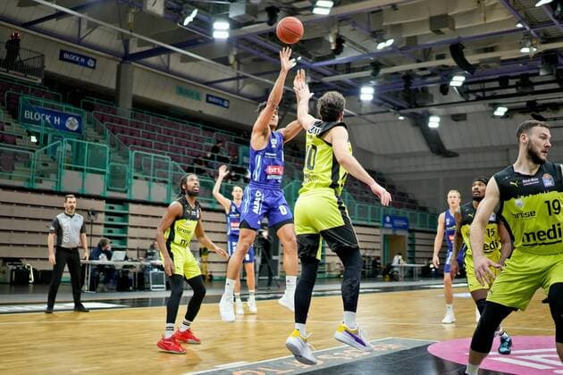 medi bayreuth - ALBA Berlin , Basketball, Bundesliga, BBL, Spieltag 13, Spielzeit 2021 2022, 27.12.2021, medi bayreuth - ALBA Berlin , Basketball, Bundesliga, BBL, Spieltag 13, Spielzeit 2021 2022, 27.12.2021, Foto: EIBNER Thorsten Ochs Chemnitz Copyright: xEibner-Pressefoto ThorstenxOchsx EP_TOS