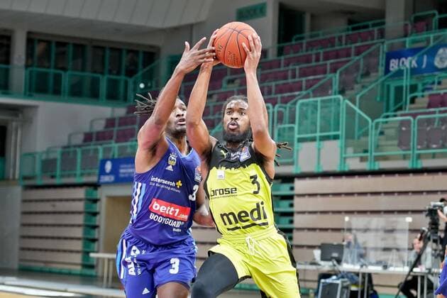 medi bayreuth - ALBA Berlin , Basketball, Bundesliga, BBL, Spieltag 13, Spielzeit 2021 2022, 27.12.2021, medi bayreuth - ALBA Berlin , Basketball, Bundesliga, BBL, Spieltag 13, Spielzeit 2021 2022, 27.12.2021, Foto: EIBNER Thorsten Ochs Chemnitz Copyright: xEibner-Pressefoto ThorstenxOchsx EP_TOS