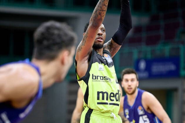 medi bayreuth - ALBA Berlin , Basketball, Bundesliga, BBL, Spieltag 13, Spielzeit 2021 2022, 27.12.2021, medi bayreuth - ALBA Berlin , Basketball, Bundesliga, BBL, Spieltag 13, Spielzeit 2021 2022, 27.12.2021, Foto: EIBNER Thorsten Ochs Chemnitz Copyright: xEibner-Pressefoto ThorstenxOchsx EP_TOS