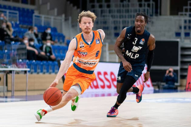 Per Guenther (Ratiopharm Ulm) am Ball, dahinter Robert Lowery Jr. (Academics Heidelberg), GER, MLP Academics Heidelberg vs. Ratiopharm Ulm, 27.12.2021, 13. Spieltag easycredit Basketball Bundesliga, Spielzeit 2021 2022. GER, MLP Academics Heidelberg vs. Ratiopharm Ulm, 27.12.2021, 13. Spieltag easycredit Basketball Bundesliga, Spielzeit 2021 2022 Heidelberg Copyright: xEibner MichaelxMemmlerx EP_MMR