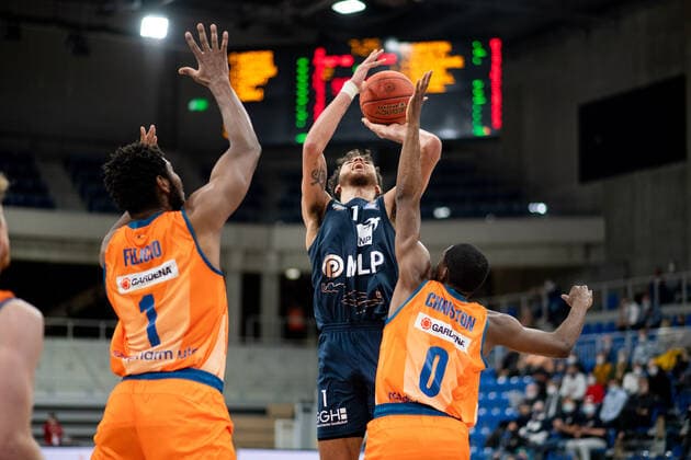 Brekkott Chapman (Academics Heidelberg) am Korb gegen Semaj Christon (Ratiopharm Ulm), Cristiano Felicio (Ratiopharm Ulm), GER, MLP Academics Heidelberg vs. Ratiopharm Ulm, 27.12.2021, 13. Spieltag easycredit Basketball Bundesliga, Spielzeit 2021 2022. GER, MLP Academics Heidelberg vs. Ratiopharm Ulm, 27.12.2021, 13. Spieltag easycredit Basketball Bundesliga, Spielzeit 2021 2022 Heidelberg Copyright: xEibner MichaelxMemmlerx EP_MMR