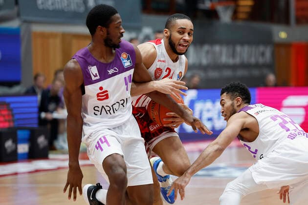 27.12.2021, Basketball, BBL, 2021, 2022, Hauptrunde, s.Oliver Wuerzburg - BG Goettingen, GER, Wuerzburg, s.Oliver Arena Bild: v. li. Kamar Baldwin (BG Goettingen), Cameron Hunt (s.Oliver Wuerzburg) und Stephen Brown Jr. (BG Goettingen) Copyright: HMBxMedia xHeikoxBecker