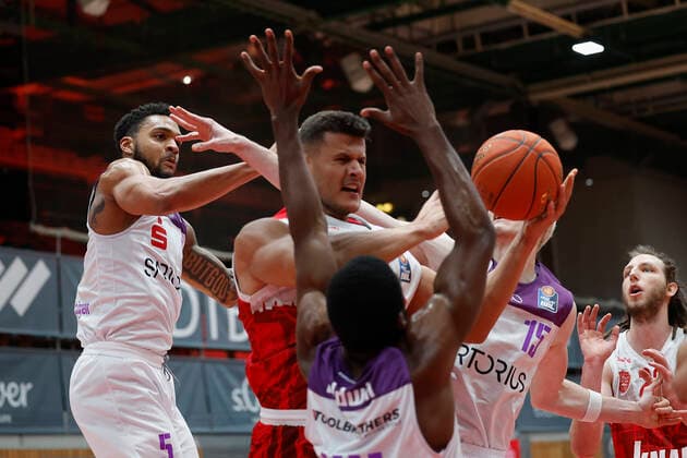 27.12.2021, Basketball, BBL, 2021, 2022, Hauptrunde, s.Oliver Wuerzburg - BG Goettingen, GER, Wuerzburg, s.Oliver Arena Bild: v. li. Jeff Roberson (BG Goettingen), Filip Stanic (s.Oliver Wuerzburg), Kamar Baldwin (BG Goettingen) und Philipp Hartwich (BG Goettingen) Copyright: HMBxMedia xHeikoxBecker