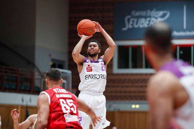 GER, Wuerzburg, s.Oliver Arena, 27.12.2021, emspor, emonline, despor, deonline, s.Oliver Wuerzburg vs. BG Goettingen, easyCredit BBL, 13. Spieltag Bild: Stephen Brown (BG Goettingen) Copyright: HMBxMedia JulienxBecker