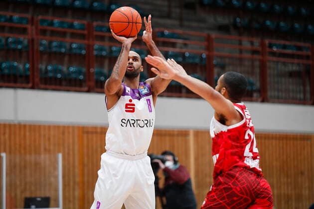 GER, Wuerzburg, s.Oliver Arena, 27.12.2021, emspor, emonline, despor, deonline, s.Oliver Wuerzburg vs. BG Goettingen, easyCredit BBL, 13. Spieltag Bild: Akeem Vargas (BG Goettingen) Copyright: HMBxMedia JulienxBecker