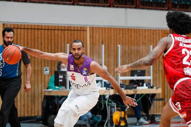 GER, Wuerzburg, s.Oliver Arena, 27.12.2021, emspor, emonline, despor, deonline, s.Oliver Wuerzburg vs. BG Goettingen, easyCredit BBL, 13. Spieltag Bild: Akeem Vargas (BG Goettingen) Copyright: HMBxMedia JulienxBecker