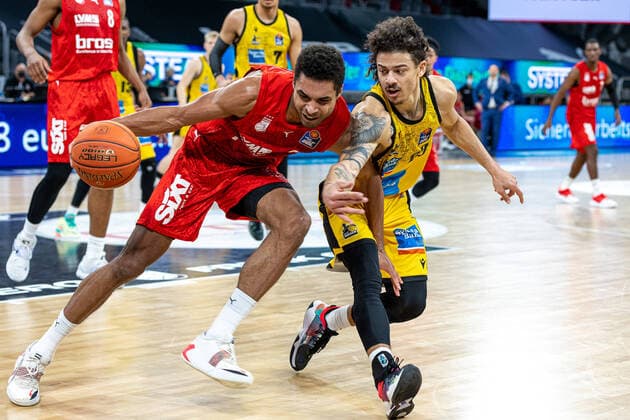 Sport Themen der Woche KW52 Sport Bilder des Tages Kenneth Ogbe (Brose Bamberg, 25), Radebaugh (MHP Riesen Ludwigsburg, 12), Brose Bamberg vs. MHP Riesen Ludwigsburg, Basketball, easyCredit BBL, 13. Spieltag, 27.12.2021 Brose Bamberg vs. MHP Riesen Ludwigsburg, Basketball, easyCredit BBL, 13. Spieltag, 27.12.2021 Bamberg Copyright: xEIBNER GuenerxSantemizx EP_GSZ