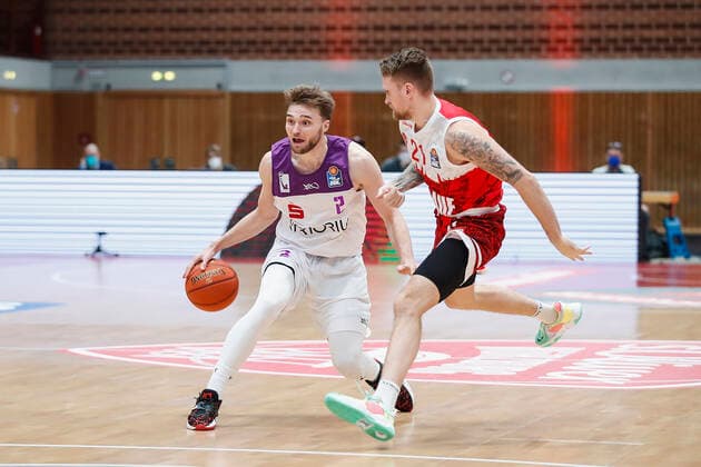 GER, Wuerzburg, s.Oliver Arena, 27.12.2021, emspor, emonline, despor, deonline, s.Oliver Wuerzburg vs. BG Goettingen, easyCredit BBL, 13. Spieltag Bild: v. l. Jake Toolson (BG Goettingen) gegen Aigars Skele (s.Oliver Wuerzburg) Copyright: HMBxMedia JulienxBecker