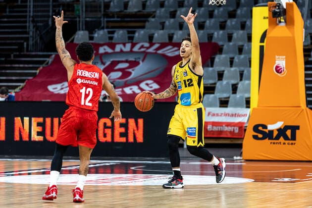 Justin Robinson (Brose Bamberg, 12), Jonah Radebaugh (MHP Riesen Ludwigsburg, 12), NBrose Bamberg vs. MHP Riesen Ludwigsburg, Basketball, easyCredit BBL, 13. Spieltag, 27.12.2021 Brose Bamberg vs. MHP Riesen Ludwigsburg, Basketball, easyCredit BBL, 13. Spieltag, 27.12.2021 Bamberg Copyright: xEIBNER GuenerxSantemizx EP_GSZ