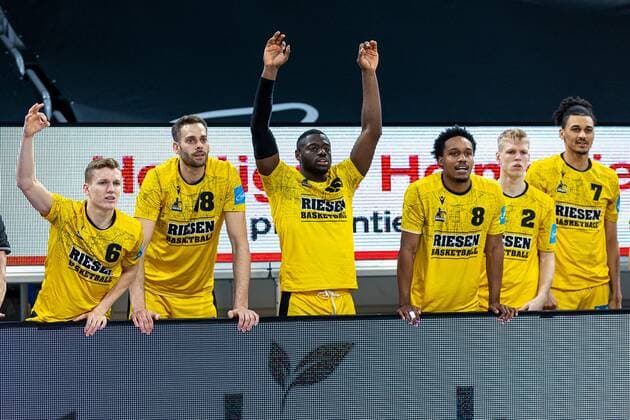 Johannes Patrick (MHP Riesen Ludwigsburg, 06), Jonas Wohlfarth-Bottermann (MHP Riesen Ludwigsburg, 18), Rawle Alkins (MHP Riesen Ludwigsburg, 20), James Woodard (MHP Riesen Ludwigsburg, 08), Jacob Patrick (MHP Riesen Ludwigsburg, 02), Jonathan Baehre (MHP Riesen Ludwigsburg, 07), Brose Bamberg vs. MHP Riesen Ludwigsburg, Basketball, easyCredit BBL, 13. Spieltag, 27.12.2021 Brose Bamberg vs. MHP Riesen Ludwigsburg, Basketball, easyCredit BBL, 13. Spieltag, 27.12.2021 Bamberg Copyright: xEIBNER GuenerxSantemizx EP_GSZ