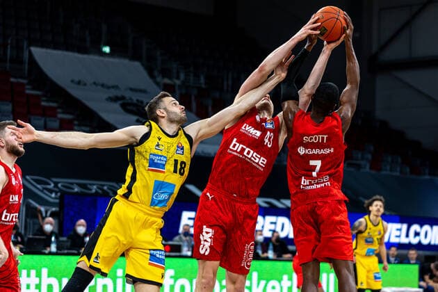 Jonas Wohlfarth-Bottermann (MHP Riesen Ludwigsburg, 18), Christian Sengfelder (Brose Bamberg, 43), Shannon Scott (Brose Bamberg, 07), Brose Bamberg vs. MHP Riesen Ludwigsburg, Basketball, easyCredit BBL, 13. Spieltag, 27.12.2021 Brose Bamberg vs. MHP Riesen Ludwigsburg, Basketball, easyCredit BBL, 13. Spieltag, 27.12.2021 Bamberg Copyright: xEIBNER GuenerxSantemizx EP_GSZ