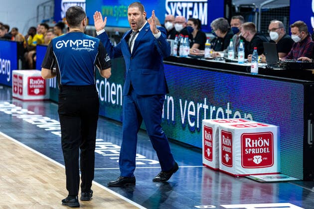 Oren Amiel (Brose Bamberg, Trainer), diskutiert mit Schiedsrichter, Brose Bamberg vs. MHP Riesen Ludwigsburg, Basketball, easyCredit BBL, 13. Spieltag, 27.12.2021 Brose Bamberg vs. MHP Riesen Ludwigsburg, Basketball, easyCredit BBL, 13. Spieltag, 27.12.2021 Bamberg Copyright: xEIBNER GuenerxSantemizx EP_GSZ