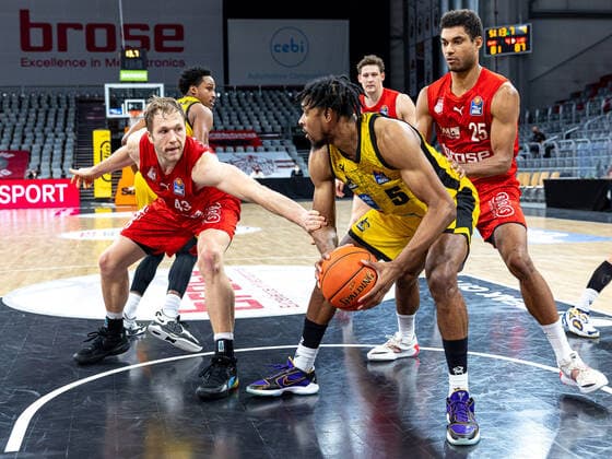 Christian Sengfelder (Brose Bamberg, 43), Justin Simon (MHP Riesen Ludwigsburg, 05), Kenneth Ogbe (Brose Bamberg, 25), Brose Bamberg vs. MHP Riesen Ludwigsburg, Basketball, easyCredit BBL, 13. Spieltag, 27.12.2021 Brose Bamberg vs. MHP Riesen Ludwigsburg, Basketball, easyCredit BBL, 13. Spieltag, 27.12.2021 Bamberg Copyright: xEIBNER GuenerxSantemizx EP_GSZ
