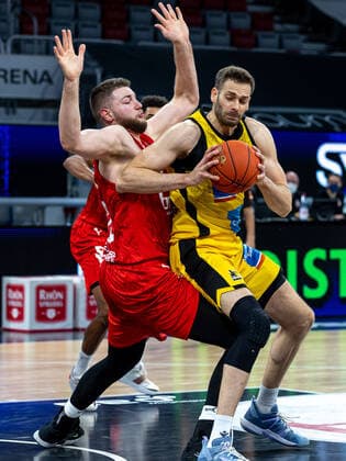 Martinas Geben (Brose Bamberg, 22), Jonas Wohlfarth-Bottermann (MHP Riesen Ludwigsburg, 18), Brose Bamberg vs. MHP Riesen Ludwigsburg, Basketball, easyCredit BBL, 13. Spieltag, 27.12.2021 Brose Bamberg vs. MHP Riesen Ludwigsburg, Basketball, easyCredit BBL, 13. Spieltag, 27.12.2021 Bamberg Copyright: xEIBNER GuenerxSantemizx EP_GSZ
