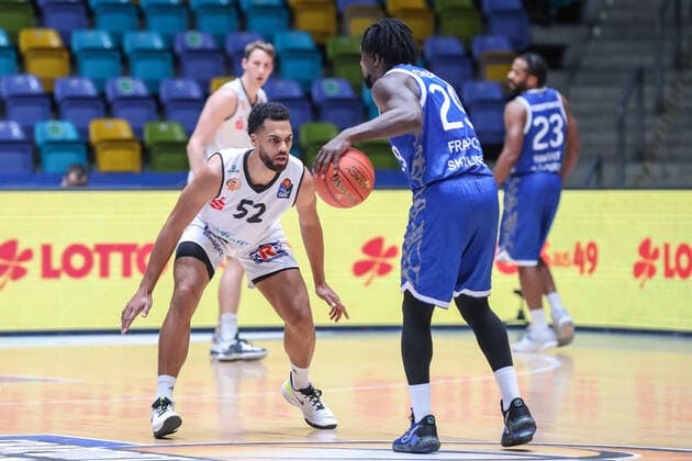 Lockett Trent,(Niners Chemnitz, 52),Cherry Will,(Fraport Skyliners, 29) , GER,Basketball, BBL, Fraport Skyliners gegen Niners Chemnitz,27.12.2021, Frankfurt Copyright: xEibner-Pressefoto UlrichxScherbaumx EP_usm