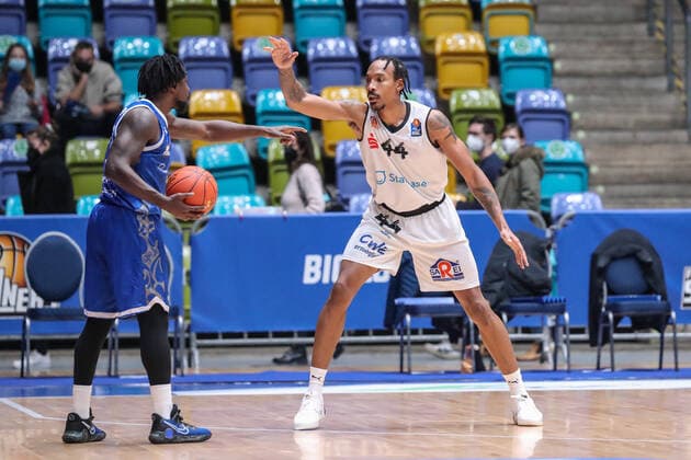 Cherry Will,(Fraport Skyliners, 29) Atkins Darion,(Niners Chemnitz, 44), , GER,Basketball, BBL, Fraport Skyliners gegen Niners Chemnitz,27.12.2021, Frankfurt Copyright: xEibner-Pressefoto UlrichxScherbaumx EP_usm