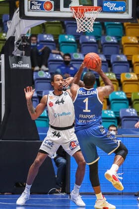 Atkins Darion,(Niners Chemnitz, 44),McLean Jamel,(Fraport Skyliners, 1), , GER,Basketball, BBL, Fraport Skyliners gegen Niners Chemnitz,27.12.2021, Frankfurt Copyright: xEibner-Pressefoto UlrichxScherbaumx EP_usm