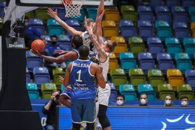 McLean Jamel,(Fraport Skyliners, 1), Wimberg Niklas,(Niners Chemnitz, 8), , GER,Basketball, BBL, Fraport Skyliners gegen Niners Chemnitz,27.12.2021, Frankfurt Copyright: xEibner-Pressefoto UlrichxScherbaumx EP_usm