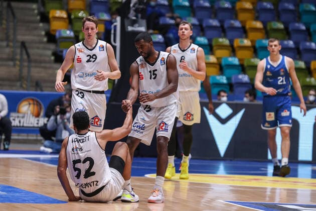 Lockett Trent,(Niners Chemnitz, 52),Susinskas Mindaugas,(Niners Chemnitz, 29),Massenat Frantz,(Niners Chemnitz, 15),Brenneke Lorenz,(Fraport Skyliners, 21), , GER,Basketball, BBL, Fraport Skyliners gegen Niners Chemnitz,27.12.2021, Frankfurt Copyright: xEibner-Pressefoto UlrichxScherbaumx EP_usm