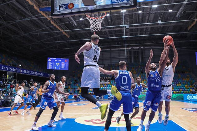 Wimberg Niklas,(Niners Chemnitz, 8),Wank Lukas,(Fraport Skyliners, 0),Robertson Quantez,(Fraport Skyliners, 23),Lockett Trent,(Niners Chemnitz, 52), , GER,Basketball, BBL, Fraport Skyliners gegen Niners Chemnitz,27.12.2021, Frankfurt Copyright: xEibner-Pressefoto UlrichxScherbax EP_usm