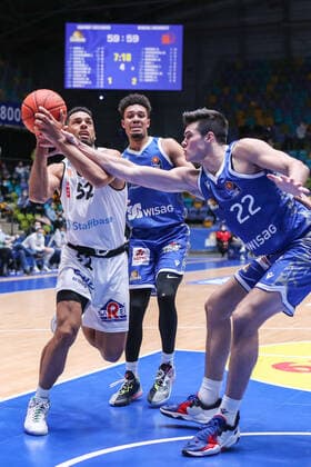 Lockett Trent,(Niners Chemnitz, 52),DeBisschop Brooks,(Fraport Skyliners, 22), , GER,Basketball, BBL, Fraport Skyliners gegen Niners Chemnitz,27.12.2021, Frankfurt Copyright: xEibner-Pressefoto UlrichxScherbax EP_usm