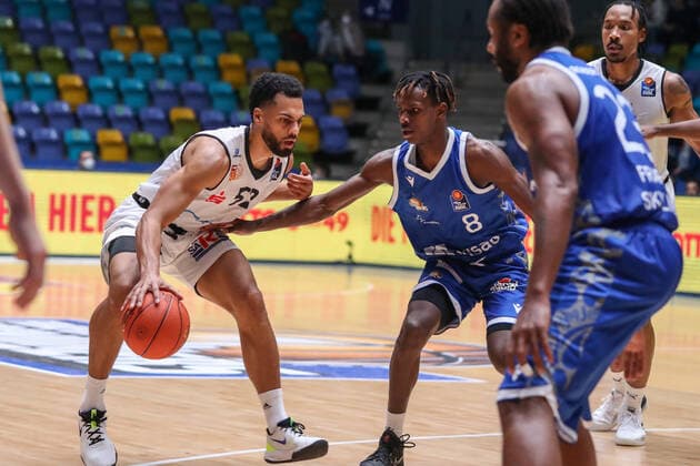 Lockett Trent,(Niners Chemnitz, 52),Badio Brancou,(Fraport Skyliners, 8), , GER,Basketball, BBL, Fraport Skyliners gegen Niners Chemnitz,27.12.2021, Frankfurt Copyright: xEibner-Pressefoto UlrichxScherbaumx EP_usm