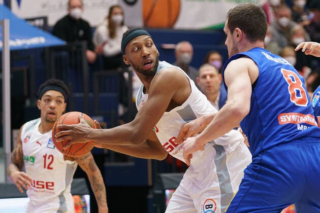 Justin Robinson (Bamberg, 12), Akil Mitchell (Bamberg, 8), Johannes Richter (MBC, 08), Syntainics MBC vs. Brose Bamberg, Basketball Bundesliga, Maenner, 2021 2022, 14. Spieltag, , 29.12.2021, Syntainics MBC vs. Brose Bamberg, Basketball Bundesliga, Maenner, 2021 2022, 14. Spieltag, , 29.12.2021, Weissenfels Copyright: xEibner-Pressefoto EckehardxSchulzx EP_EER