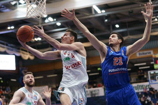 Omar Prewitt (Bamberg, 4), Goran Huskic (MBC, 23), Syntainics MBC vs. Brose Bamberg, Basketball Bundesliga, Maenner, 2021 2022, 14. Spieltag, , 29.12.2021, Syntainics MBC vs. Brose Bamberg, Basketball Bundesliga, Maenner, 2021 2022, 14. Spieltag, , 29.12.2021, Weissenfels Copyright: xEibner-Pressefoto EckehardxSchulzx EP_EER