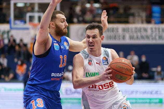Radii Caisin (MBC, 13), Omar Prewitt (Bamberg, 4), Syntainics MBC vs. Brose Bamberg, Basketball Bundesliga, Maenner, 2021 2022, 14. Spieltag, , 29.12.2021, Syntainics MBC vs. Brose Bamberg, Basketball Bundesliga, Maenner, 2021 2022, 14. Spieltag, , 29.12.2021, Weissenfels Copyright: xEibner-Pressefoto EckehardxSchulzx EP_EER