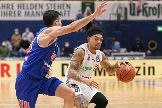 Nikola Rebic (MBC, 44), Justin Robinson (Bamberg, 12), Syntainics MBC vs. Brose Bamberg, Basketball Bundesliga, Maenner, 2021 2022, 14. Spieltag, , 29.12.2021, Syntainics MBC vs. Brose Bamberg, Basketball Bundesliga, Maenner, 2021 2022, 14. Spieltag, , 29.12.2021, Weissenfels Copyright: xEibner-Pressefoto EckehardxSchulzx EP_EER