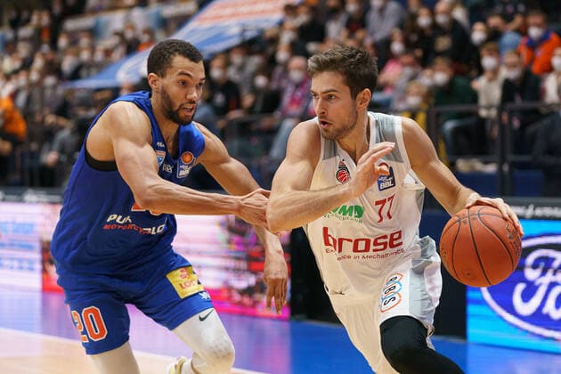 Jamel Morris (MBC, 20), Tomas Kyzlink (Bamberg, 77), Syntainics MBC vs. Brose Bamberg, Basketball Bundesliga, Maenner, 2021 2022, 14. Spieltag, , 29.12.2021, Syntainics MBC vs. Brose Bamberg, Basketball Bundesliga, Maenner, 2021 2022, 14. Spieltag, , 29.12.2021, Weissenfels Copyright: xEibner-Pressefoto EckehardxSchulzx EP_EER