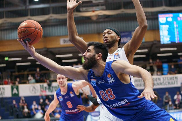 Behnam Yakhchali (MBC, 88), Akil Mitchell (Bamberg, 8), Syntainics MBC vs. Brose Bamberg, Basketball Bundesliga, Maenner, 2021 2022, 14. Spieltag, , 29.12.2021, Syntainics MBC vs. Brose Bamberg, Basketball Bundesliga, Maenner, 2021 2022, 14. Spieltag, , 29.12.2021, Weissenfels Copyright: xEibner-Pressefoto EckehardxSchulzx EP_EER